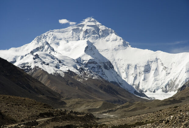 Everest’s north face seen from the route to base camp in Tibet’s Rongbuk Valley in 2006. This photograph shows the mountain’s setting, not a measurement campaign.