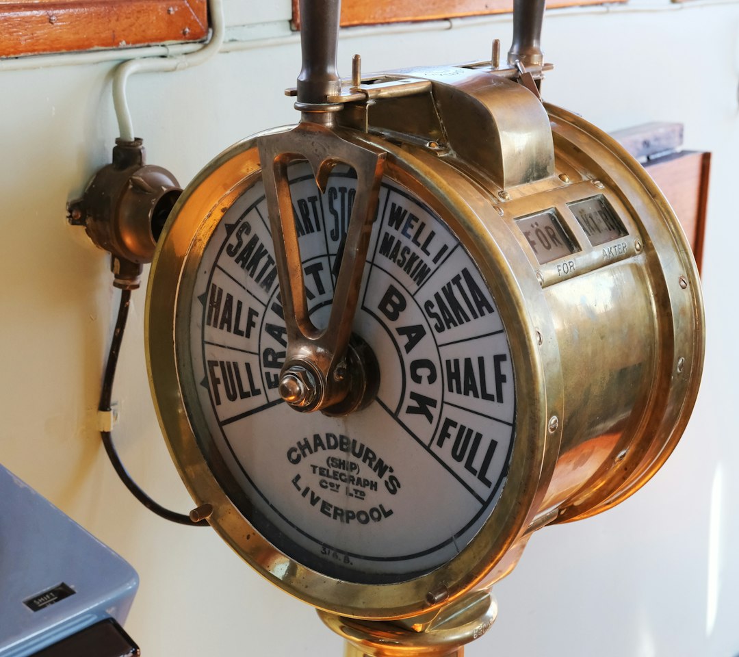 Historic maritime timekeeping and longitude instrument — image 1