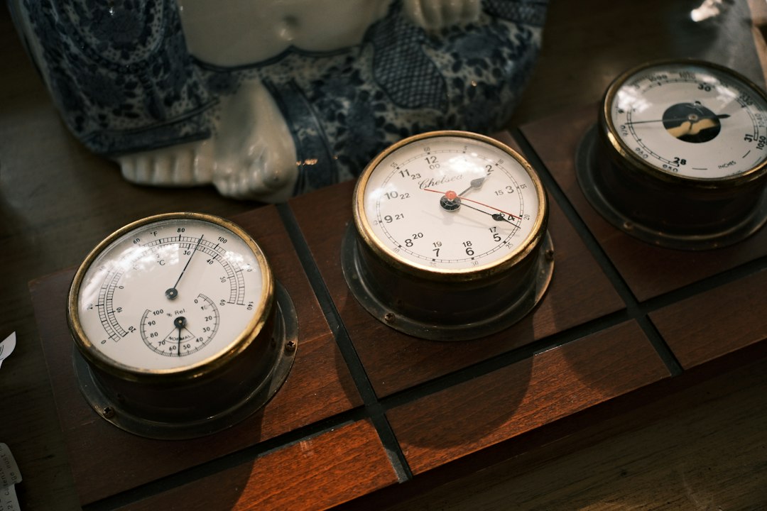 Historic maritime timekeeping and longitude instrument — image 3