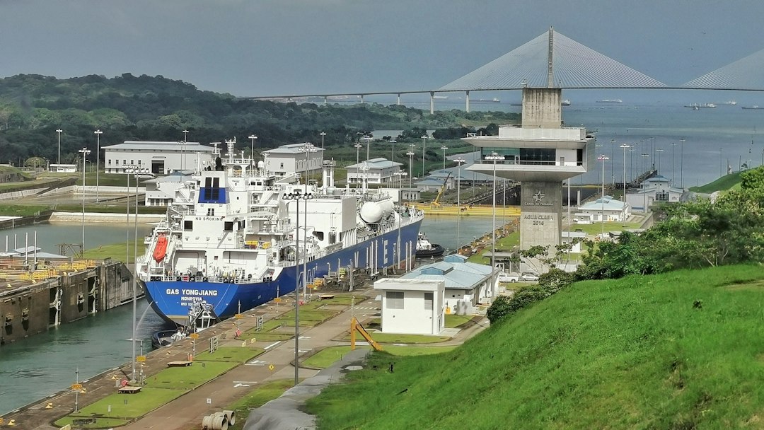 Engineering works at the Panama Canal locks — image 1