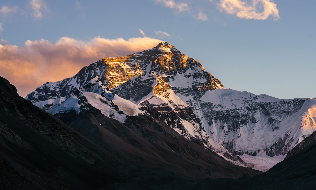 Mount Everest and the Himalayan landscape — image 1