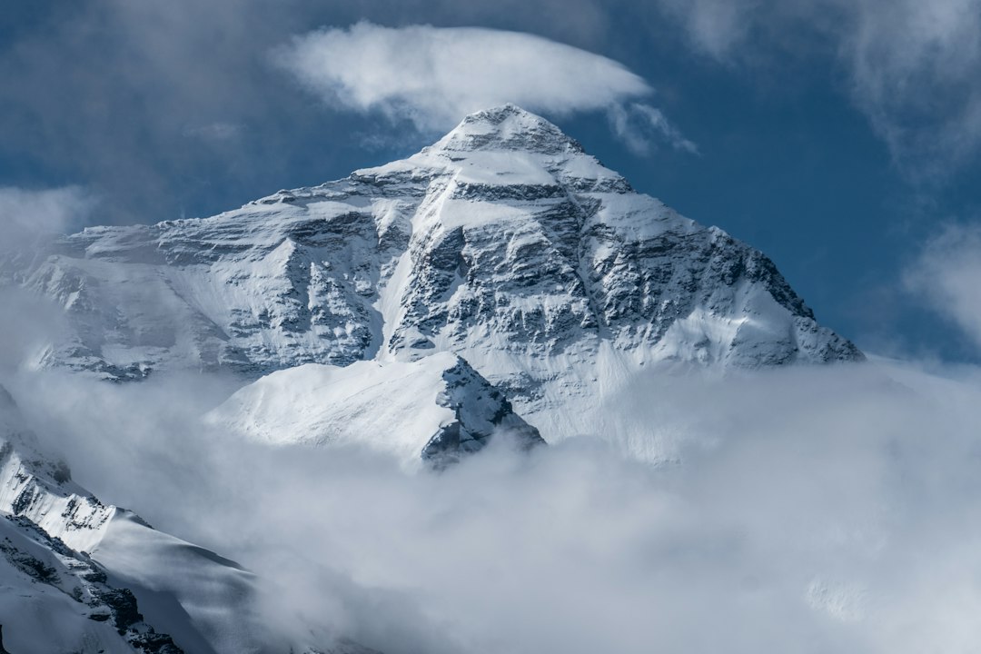Mount Everest and the Himalayan landscape — image 2