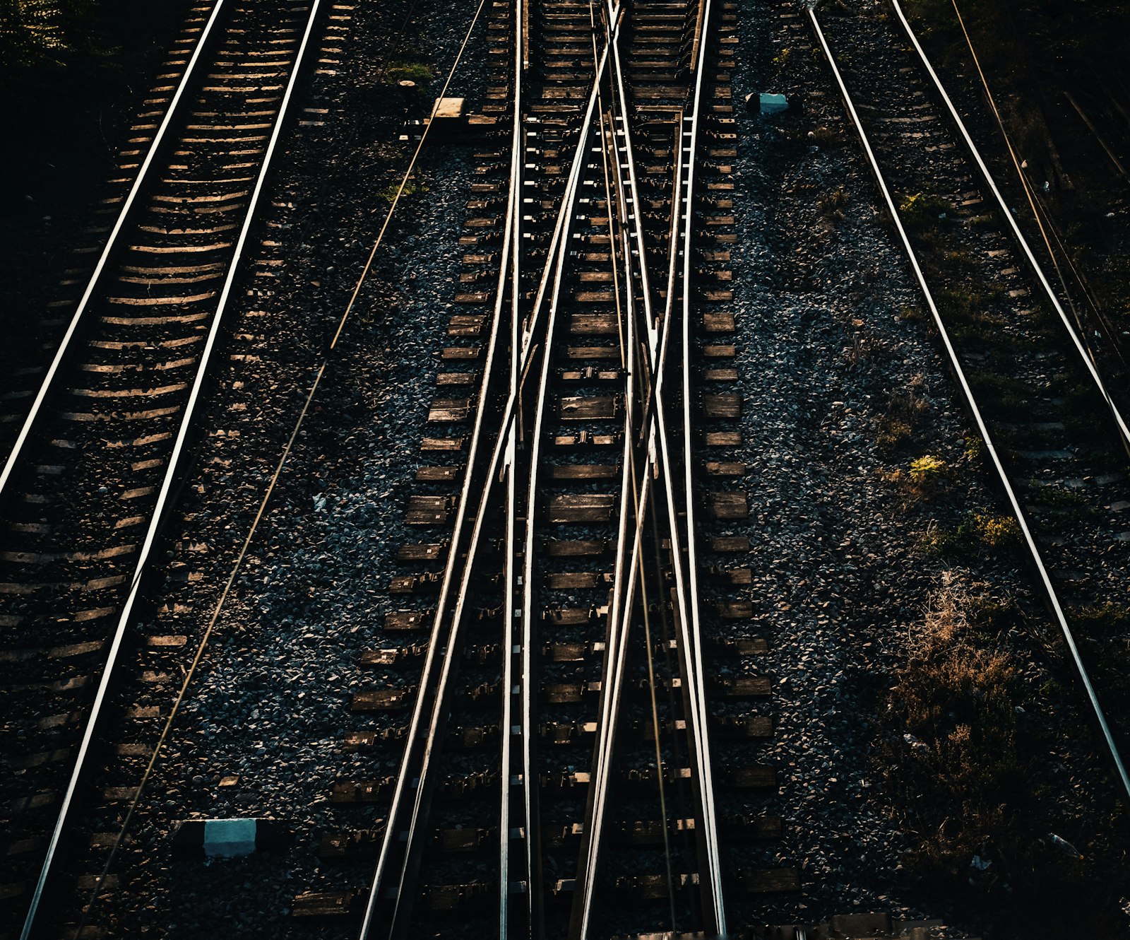 Intersecting railroad tracks